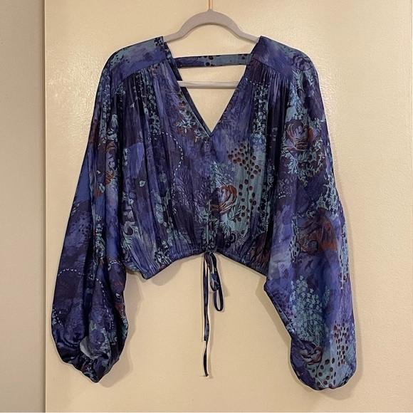 ANTHROPOLOGIE NWOT Long Sleeve Shine Cropped Blouse in Blue Motif - Picture 4 of 9